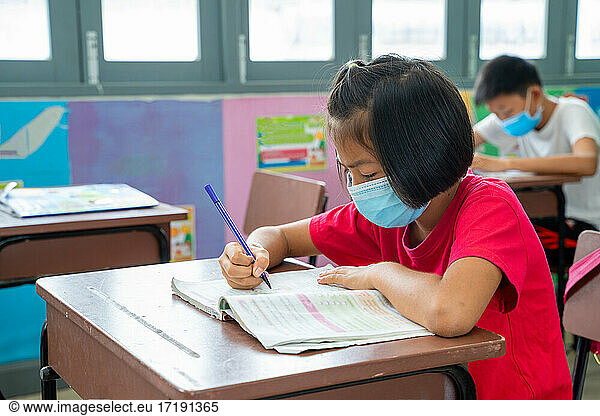 Schulkinder tragen Schutzmasken zum Schutz gegen Covid-19