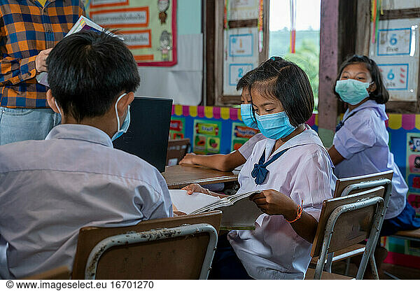 Schulkinder tragen Schutzmasken zum Schutz vor Covid-19