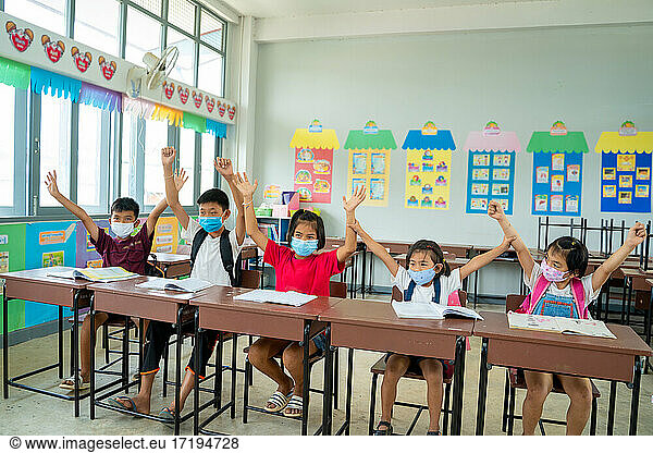 Schulkinder tragen Schutzmasken zum Schutz vor Covid-19