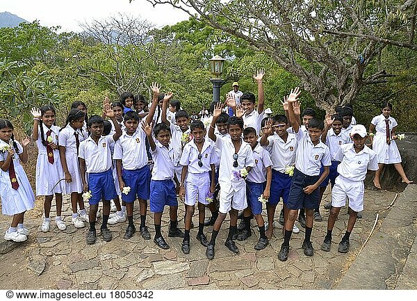 Schulklasse  Klassenausflug  Felsentempel  Dambulla  Sri Lanka  Asien