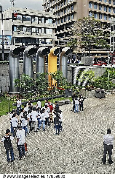 Schulklasse vor dem Eingang zum Gold-Museum  San-Jose  Costa Rica  Mittelamerika