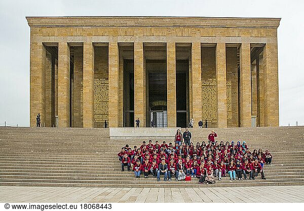 Schulklasse vor Mausoleum Atatürks  Ankara  Türkei  Ankara  Türkei  Asien