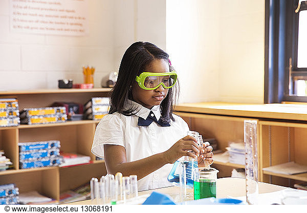 Schulmädchen führt wissenschaftliches Experiment im Labor durch
