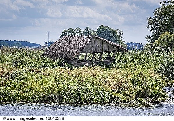 Schuppen über dem Fluss Narew im Dorf Waniewo  Kreis Wysokie Mazowieckie in der Woiwodschaft Podlaskie im Nordosten Polens.