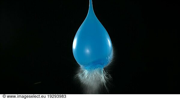 Schuss Breaking Water Gefüllter blauer Ballon