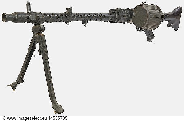 SCHUSSWAFFEN  Mitrailleuse allemande MG 34  calibre 7 92 x 57  fabrication (HASAG M39/19) de 1940  numÃ©ro 889. Arme piquÃ©e et repeinte en noir  plaquettes de poignÃ©e et crosse en bakÃ©lite sombre  fournie avec un bipied et un chargeur de 50 coups