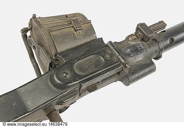 SCHUSSWAFFEN  Mitrailleuse allemande MG 34  calibre 7 92 x 57  fabrication (HASAG M39/19) de 1940  numÃ©ro 889. Arme piquÃ©e et repeinte en noir  plaquettes de poignÃ©e et crosse en bakÃ©lite sombre  fournie avec un bipied et un chargeur de 50 coups