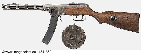 SCHUSSWAFFEN  Pistolet mitrailleur P.P.S.H. 41  calibre 7 62 Tokarev  numÃ©ro GV414  fabriquÃ© en 1942. Arme dÃ©bronzÃ©e  sans sa bretelle. PrÃ©sentÃ©e avec son chargeur tambour et un chargeur courbe