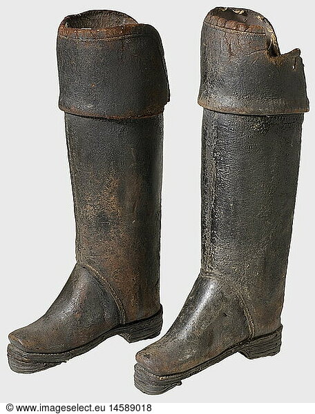 SCHUTZWAFFEN  Ein Paar KÃ¼rassierstiefel  deutsch oder franzÃ¶sisch  17.Jhdt. Schwere Stiefel aus gehÃ¤rtetem  geschwÃ¤rztem Leder. FÃ¼ÃŸe mit mehrschichtig genagelten Sohlen. Weite SchÃ¤fte mit krÃ¤ftigen  angenÃ¤hten Kniestulpen (eine Stulpe beschÃ¤digt). Ein Stiefel mit erhaltener Kniepolsterung. HÃ¶he je 60 cm. Seltene Ãœberstiefel  die von geharnischten Kavalleristen zum Schutz der Beine gegen Hiebe getragen wurden. SCHUTZWAFFEN, Ein Paar KÃ¼rassierstiefel, deutsch oder franzÃ¶sisch, 17.Jhdt. Schwere Stiefel aus gehÃ¤rtetem, geschwÃ¤rztem Leder. FÃ¼ÃŸe mit mehrschichtig genagelten Sohlen. Weite SchÃ¤fte mit krÃ¤ftigen, angenÃ¤hten Kniestulpen (eine Stulpe beschÃ¤digt). Ein Stiefel mit erhaltener Kniepolsterung. HÃ¶he je 60 cm. Seltene Ãœberstiefel, die von geharnischten Kavalleristen zum Schutz der Beine gegen Hiebe getragen wurden.,