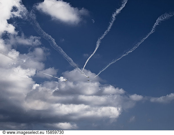 Schwadron von Monopropellerflugzeugen fliegt in Formation in einen bewölkten Himmel