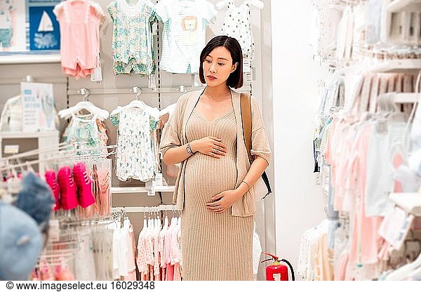 Schwangere Frauen beim Einkaufen
