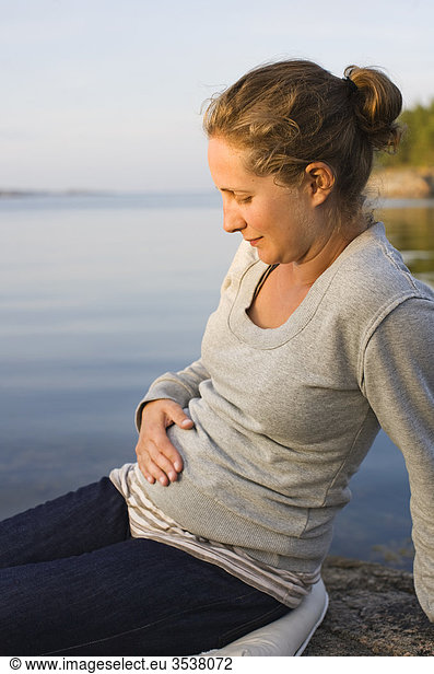 Schwangere Frauen Gefühl ihrem Magen
