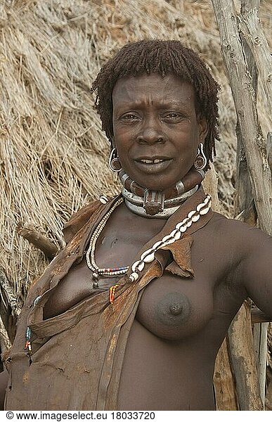 Schwangere Hamar-Frau  Halskette aus Kaurimuscheln  Hamar-Stamm  Omo-Tal  Südäthiopien  Hamar