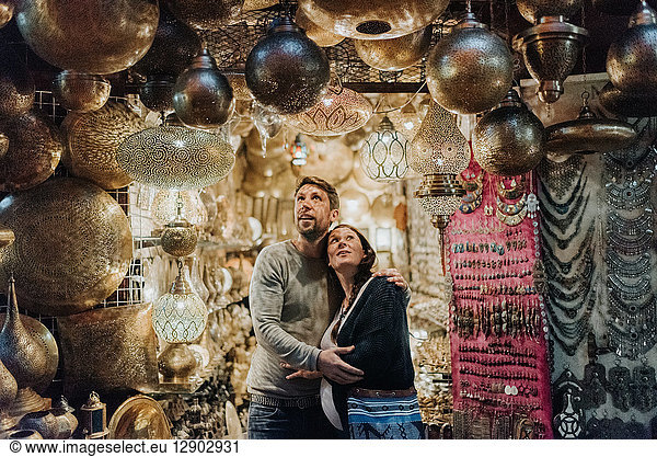 Schwangeres Paar im Souk  Marrakesch  Marokko