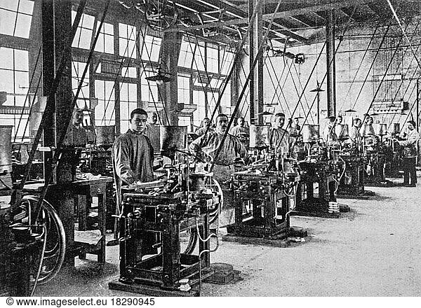 Schwarz-Weiß-Archivfoto aus dem frühen 20. Jahrhundert  das Arbeiter und Maschinen zum Gießen von Typen für Schriftsetzer in einer Schriftgießerei zeigt