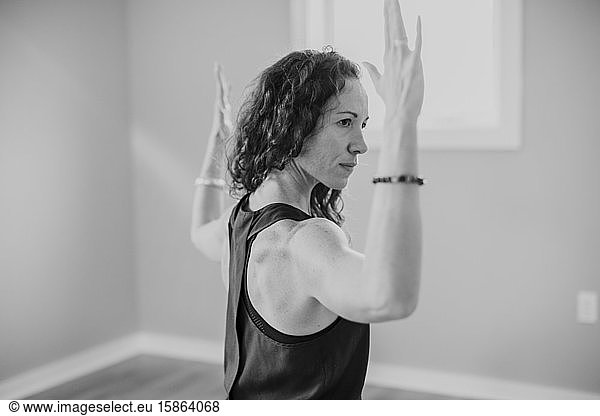 Schwarz-Weiß-Bild einer Frau  die sich beim Yoga konzentriert
