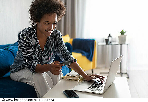 Schwarze Frau beim Online-Einkauf