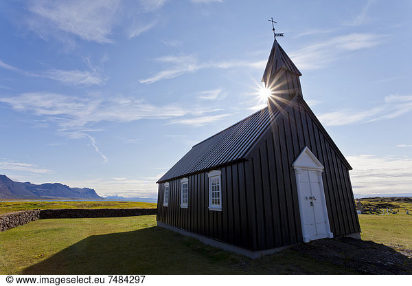 Schwarze Holzkirche in Budir  Budir  Westisland  Island  Europa