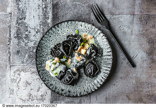 Schwarze Tortellini mit Lachsrahmsauce