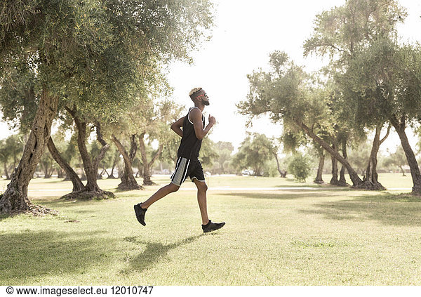 Schwarzer Mann läuft im Park