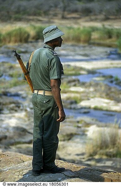Schwarzer Ranger mit Gewehr bewaffnet patrouilliert im Krüger-Nationalpark  Südafrika