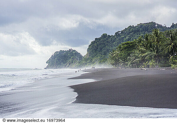 Schwarzer Sandstrand  Playa hermosa  Costa Rica