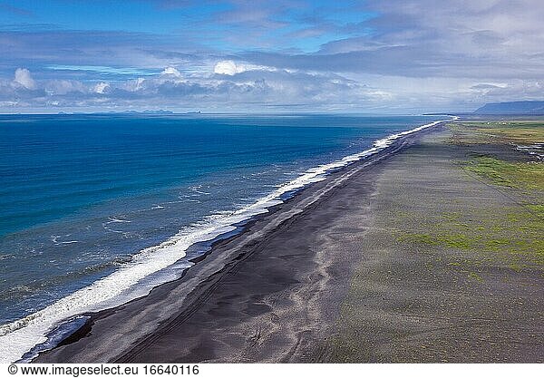 Schwarzer Sandstrand von der Landzunge Dyrholaey in Island aus gesehen.