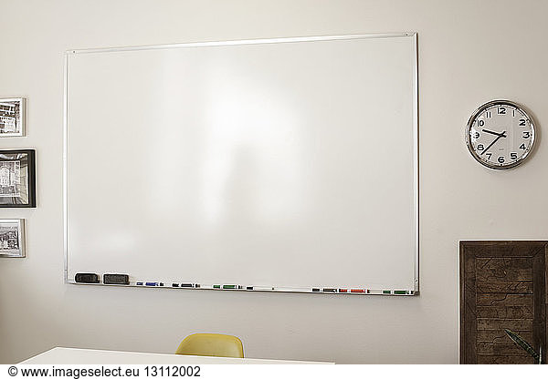 Schwarzes Whiteboard im Kreativbüro
