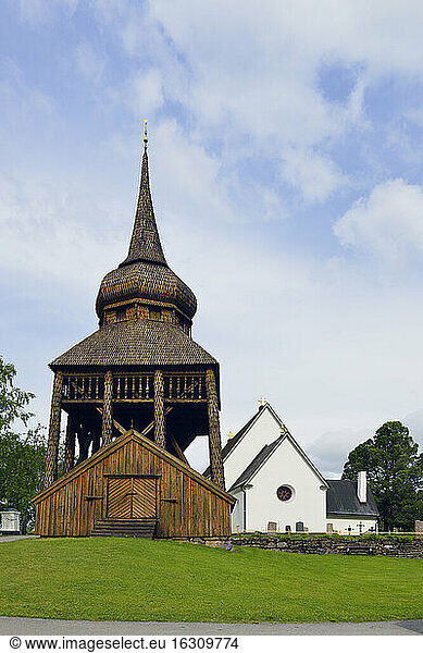 Schweden  Froesoen   Kirche mit hölzernem Glockenturm aus dem 11.