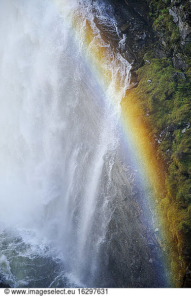 Schweden  Gaeddede  Regenbogen am Wasserfall Haellingsafallet