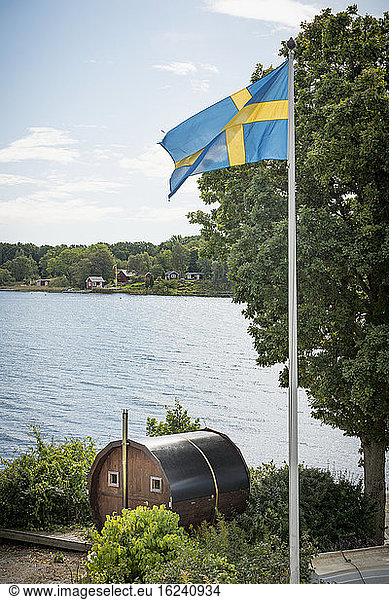 Schwedische Flagge am See