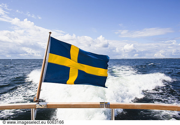 Schwedische Flagge auf Motorboot