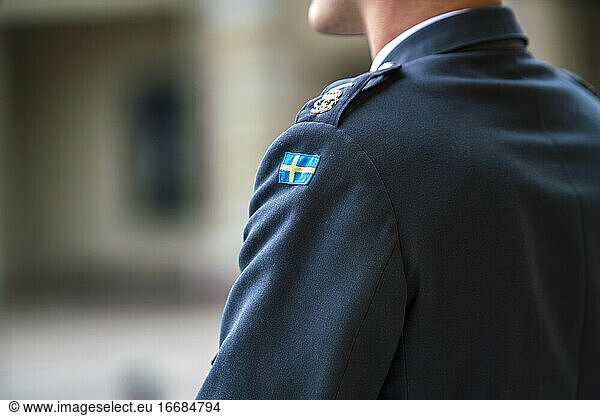 Schwedische Flaggenwächter am Hof des königlichen Palastes in Stockholm