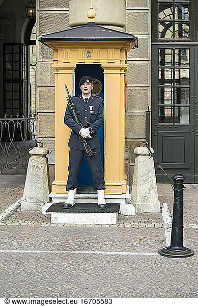Schwedische Wachen am Hof des königlichen Palastes in Stockholm