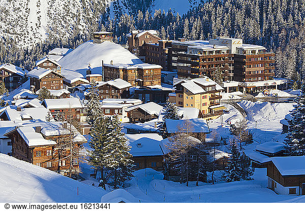 Schweiz  Blick auf Alphütte und Kulm-Hotel in Graubünden