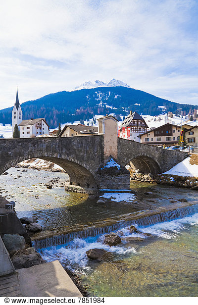 Schweiz  Blick auf die Steinbrücke über den Fluss Julia