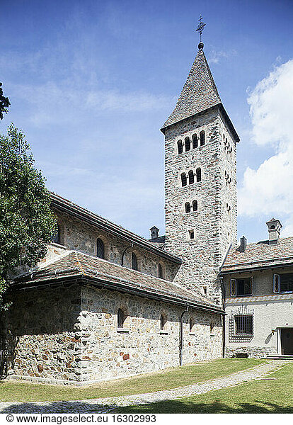 Schweiz  Graubünden  Samedan  Romanische Kirche von San Peter