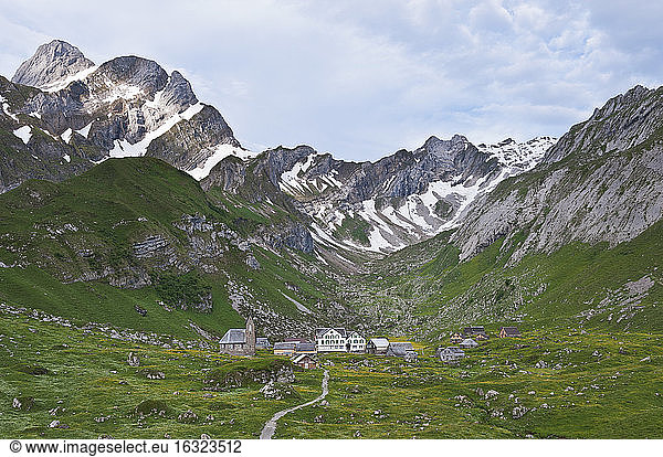 Schweiz  Kanton Appenzell Innerrhoden  Blick auf die Alp Meglisalp  Siedlung