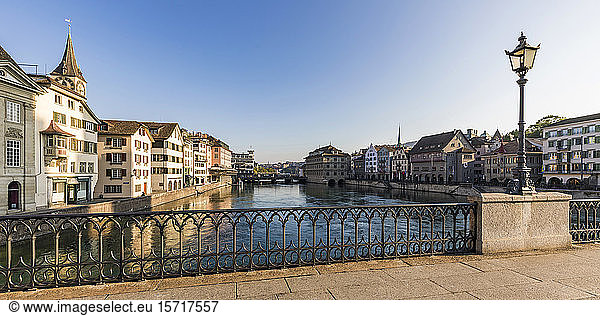 Schweiz  Kanton Zürich  Zürich  Blick von Munsterbrucke auf die Limmat und die umliegenden Altstadtgebäude