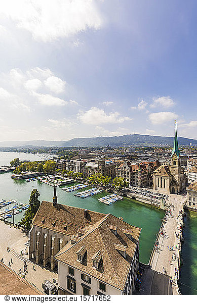 Schweiz  Kanton Zürich  Zürich  Himmel über dem Hafen in der Altstadt von Zürich