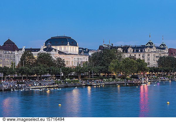 Schweiz  Kanton Zürich  Zürich  Menschen entspannen sich in der Abenddämmerung entlang der Promenade des Utoquai