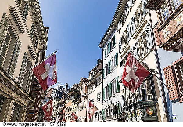 Schweiz  Kanton Zürich  Zürich  Schweizer Fahnen  die über der historischen Gasse Augustinergasse hängen