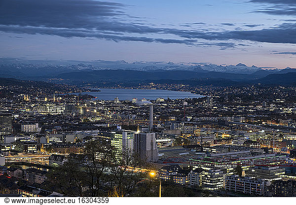 Schweiz  Kanton Zürich  Zürich  Stadtansicht zum Zürichsee und Schweizer Alpen am Abend