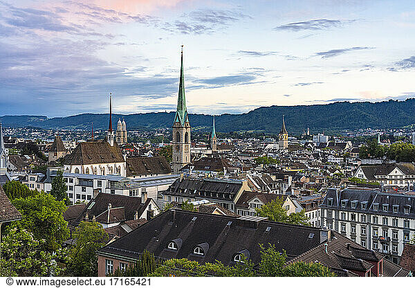 Schweiz  Kanton Zürich  Zürich  Stadtteil Niederdorf in der Abenddämmerung