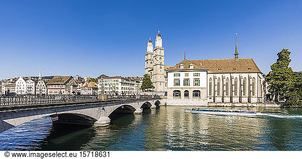 Schweiz  Kanton Zürich  Zürich  Tourboot in Richtung Munsterbrücke