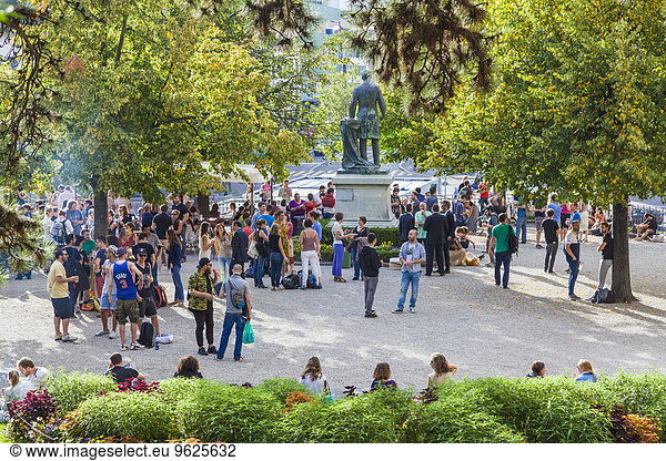 Schweiz  Lausanne  Menschen auf dem Place Madeleine