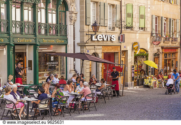 Schweiz  Lausanne  Place de la Palud  Geschäfte und Outdoor-Cafe
