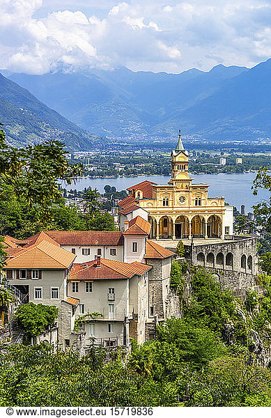 Schweiz  Locarno  Heiligtum Madonna del Sasso und Lago Maggiore