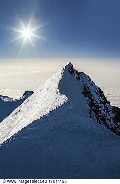 Schweiz  Monte Rosa  Sonnenschein über dem Monte Rosa Massiv