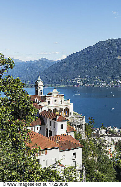 Schweiz  Tessin  Locarno  Wallfahrtskirche Madonna del Sasso über dem Lago Maggiore